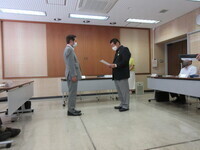写真:町長より推進委員会会長へ諮問
