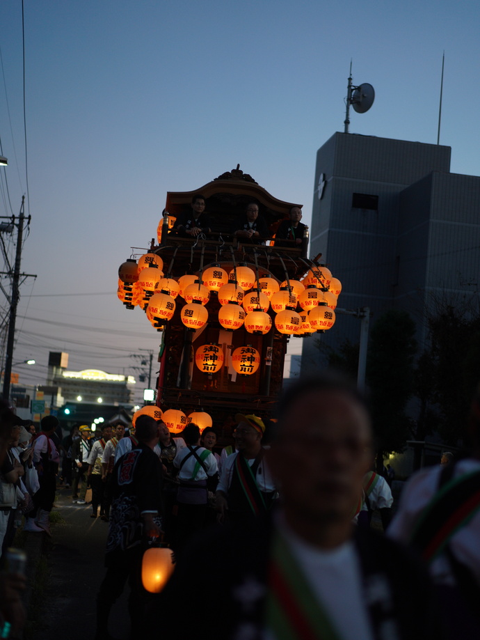 役場北交差点前での曳き別れ(提灯)