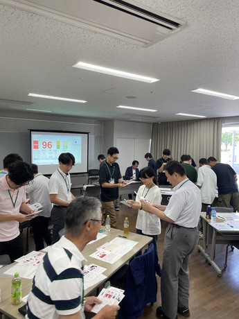 令和6年度実施のようす(カードゲーム中)
